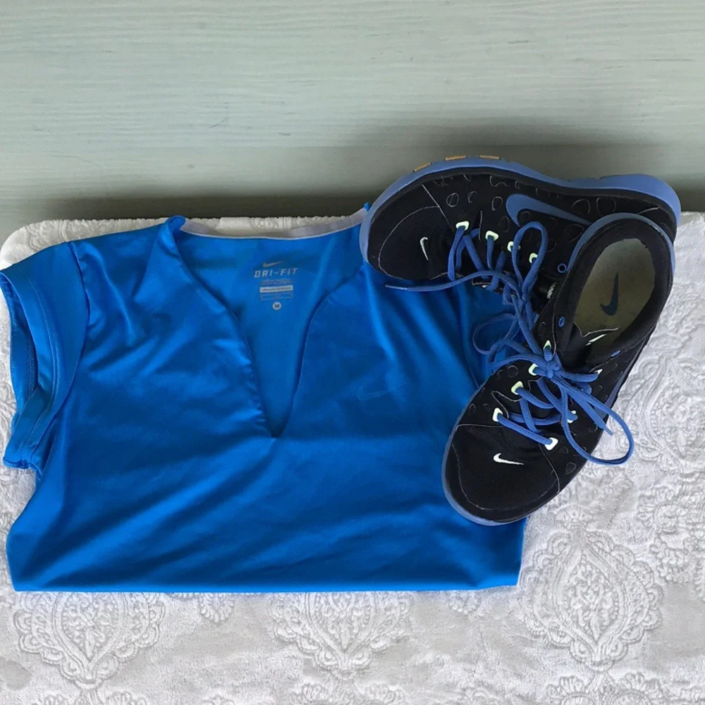 🚨 Bundle 🚨 Nike top, Nike sneakers! - Picture 1 of 5